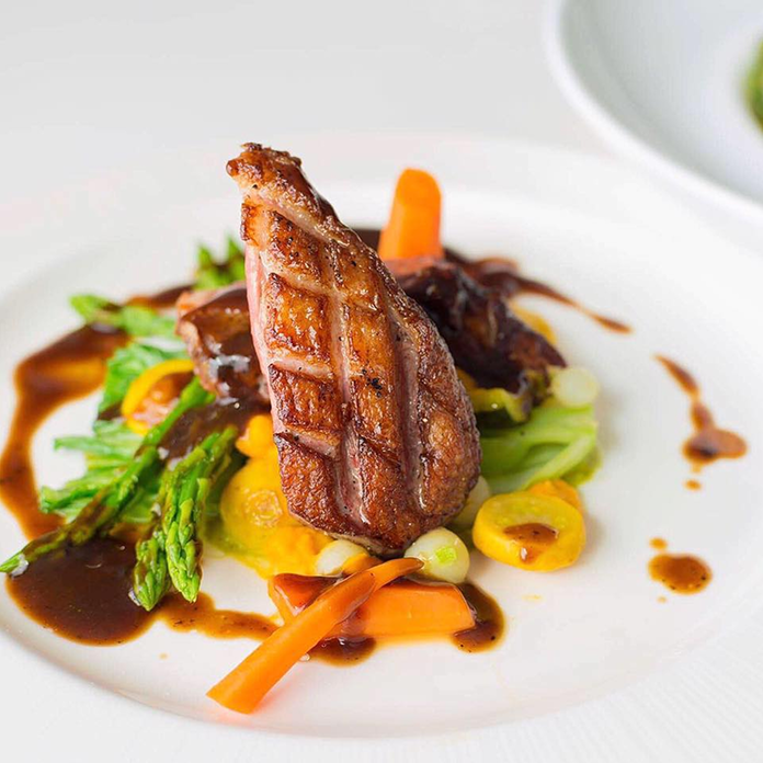 Une sélection exclusive de créations raffinées, pensées pour éveiller les sens et révéler toute la noblesse des produits d’exception.