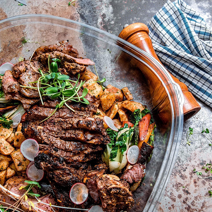 Le chef vous propose une sélection de plats signatures alliant finesse, créativité et produits frais. Une invitation à savourer des assiettes authentiques et élégantes.